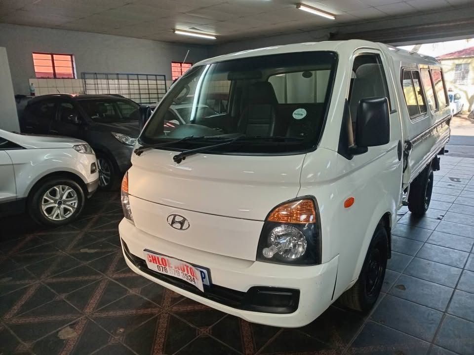 2015 Hyundai H100 2.5 Disiel, Manual Leather interior,Canopy  White color  135,000km
