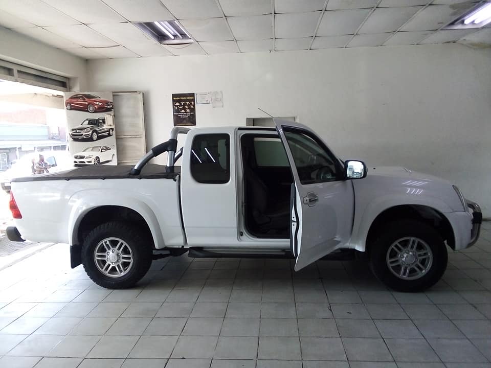 2011 Isuzu Kb300 LX D teq 4x2 Club Cab White, Manual, Diesel 98000km