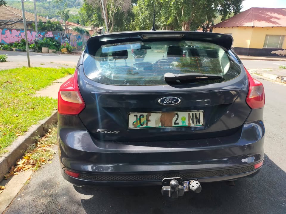 2014 Ford Focus Hatchback Engine Capacity 1.6 Petrol, Manual Transmission, Blue Color, Mileage 9800
