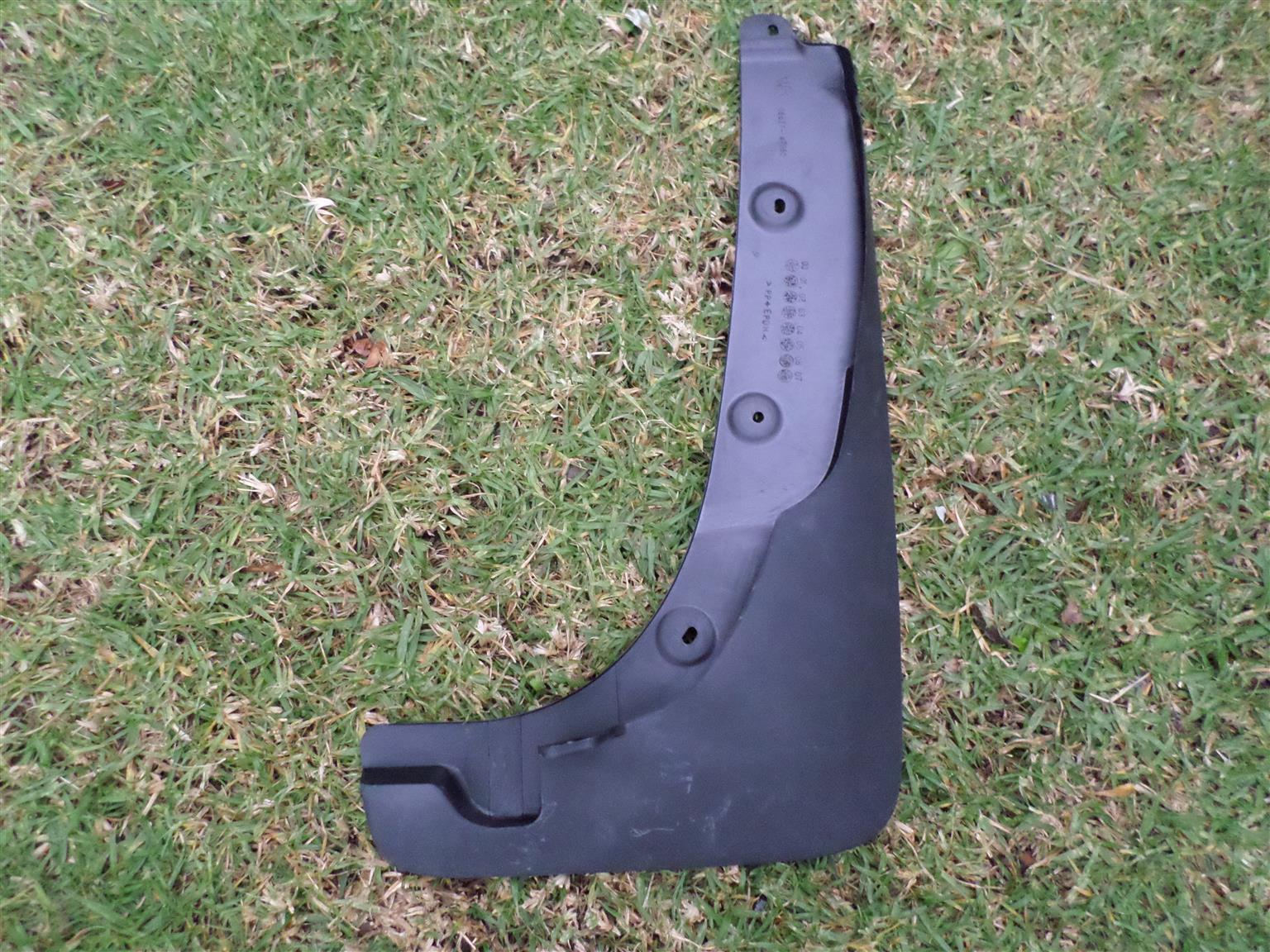 2005 TOYOTA RAV4 MUDGUARD RIGHT FRONT FOR SALE. BRAND NEW
