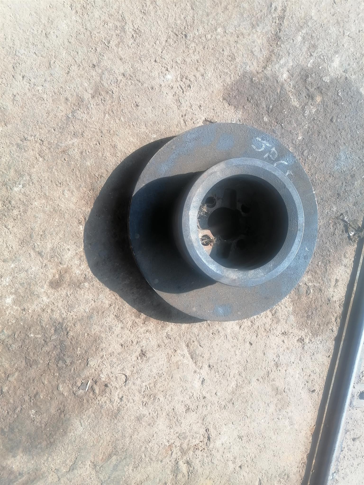 Crank pulley 6hh1 isuzu for sale - Private Seller