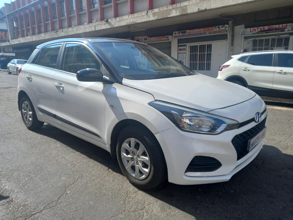 2020 HYUNDAI i20 1.2 PETROL ENGINE, MANUAL TRANSMISSION, WHITE COLOUR, MILEAGE 66000KM