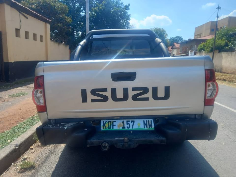 2010 Isuzu KB250 LE  Diesel, Double cab, MANUAL, SILVER, 115000kms