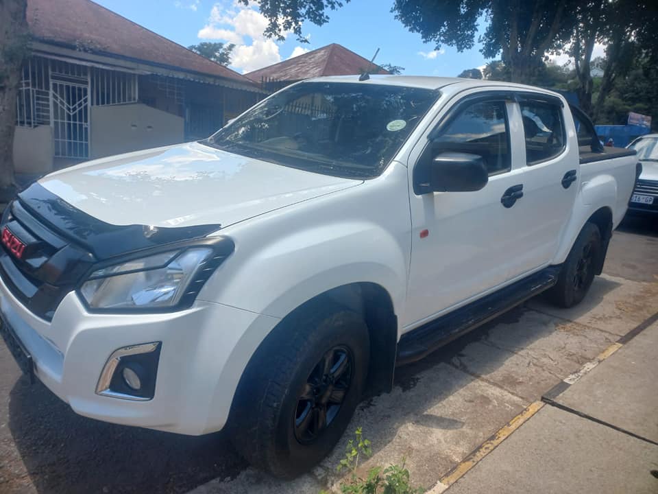 2018 ISUZU KB250 DMAX DIESEL D-CAB, WHITE COLOR, MILEAGE. SERVICE HISTORY.