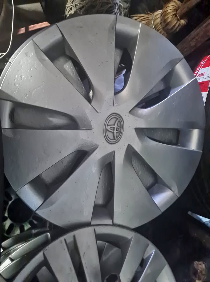 Toyota quest original wheel caps aset size 15 - Private Seller Toyota quest original wheel caps aset size 15 - Private Seller