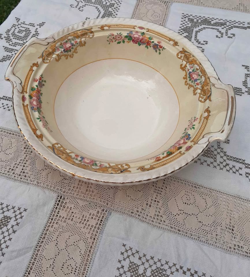 Antique Johnsons Brothers serving bowl /no lid and no chips or cracks. Antique Johnsons Brothers serving bowl /no lid and no chips or cracks.