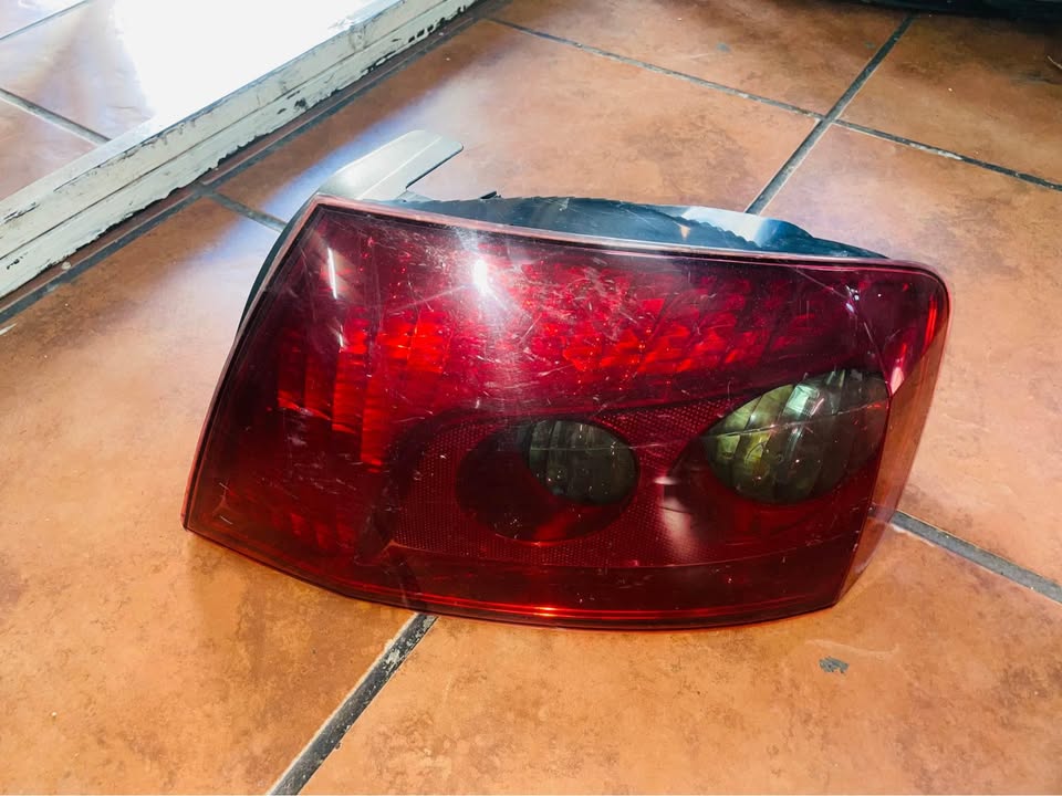 Peugeot 407 taillight - Private Seller