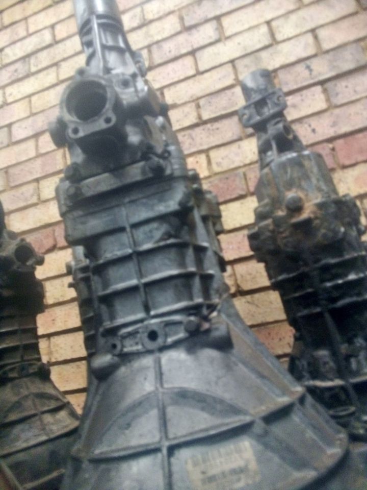 ISUZU 4JB1 2WD FLOOR MANUAL GEARBOX FOR SALE - Private Seller