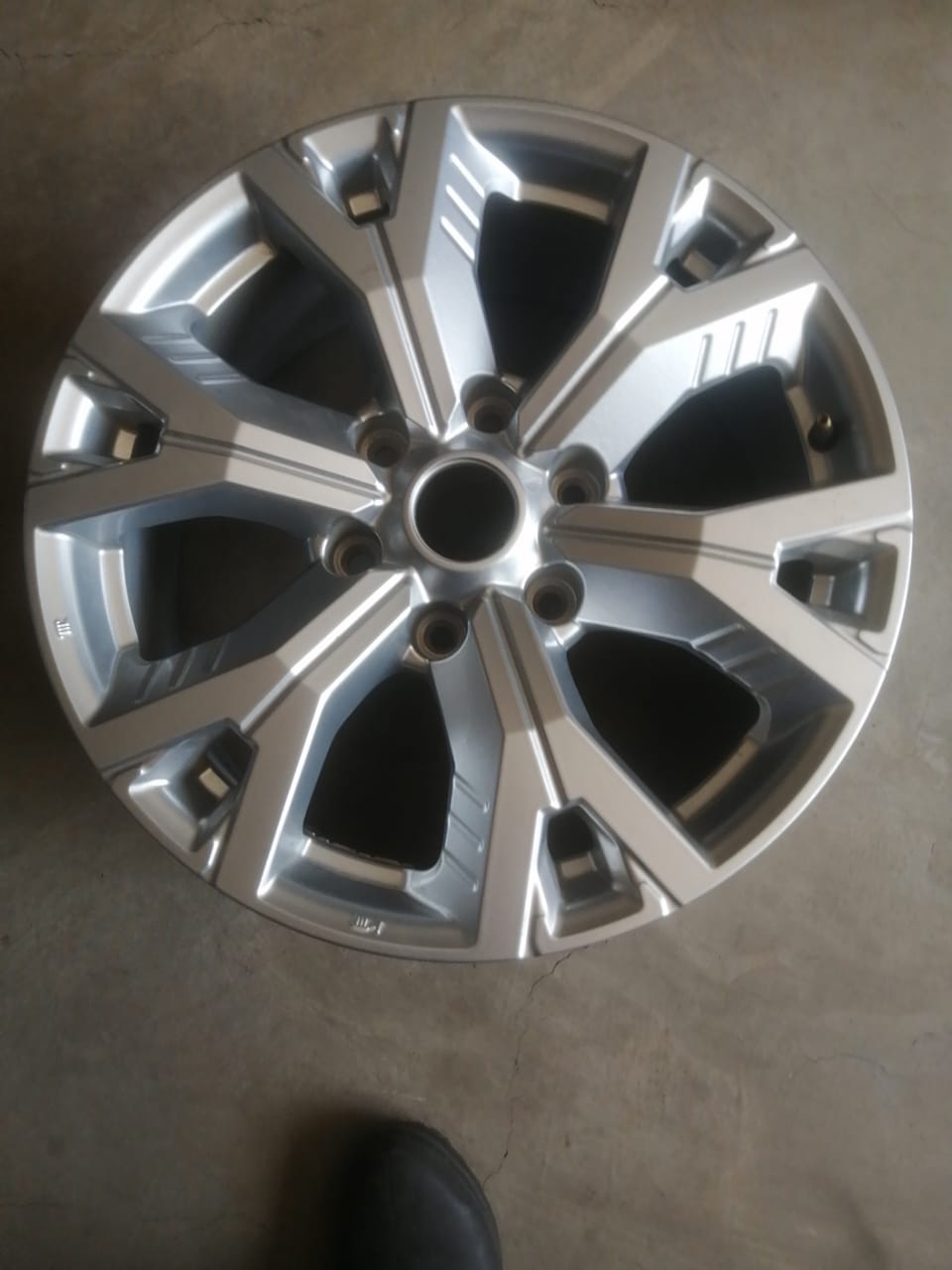 18inch Isuzu Latest D-Max original mag to use for spare - Private Seller 18inch Isuzu Latest D-Max original mag to use for spare - Private Seller