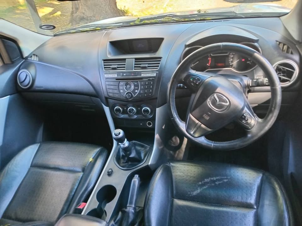 2015 MADZA BT50 2.2 DIESEL WHITE MAUNAL LEATHER SEATS 119000KM