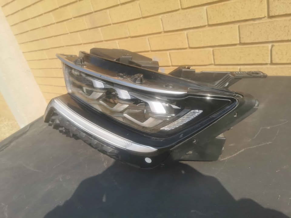 Kia Sorento left headlight 2023 - Private Seller Kia Sorento left headlight 2023 - Private Seller