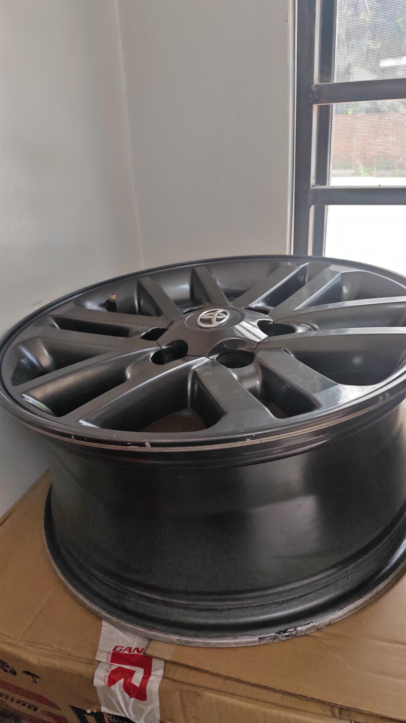 Toyota Hilux/D4D/Fortuner 17inch Original mags set for - Private Seller Toyota Hilux/D4D/Fortuner 17inch Original mags set for - Private Seller