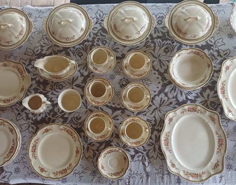 JOHNSON BROS 44 PIECE STUNNING VINTAGE SET JOHNSON BROS 44 PIECE STUNNING VINTAGE SET