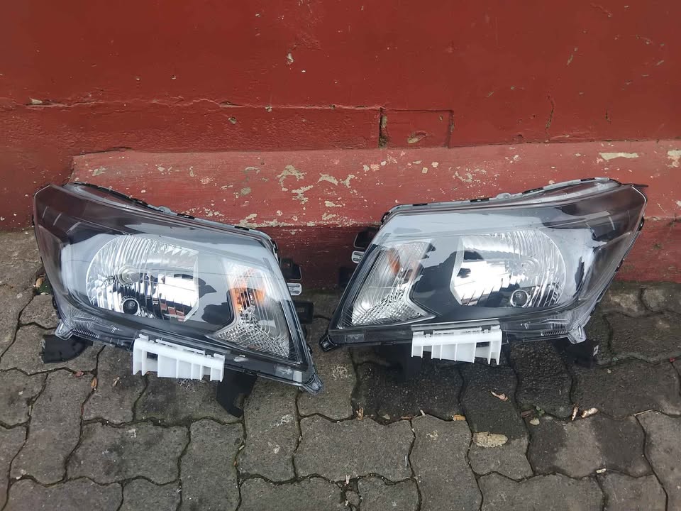 Nissan Navara Headlight both sides (very clean) 2024-2025 - Private Seller Nissan Navara Headlight both sides (very clean) 2024-2025 - Private Seller