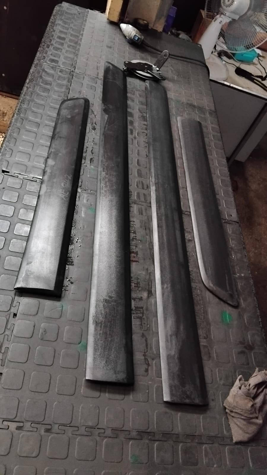 DISCOVERY 4 DOOR TRIMINGS AND LOWER TAILGATE CABLE