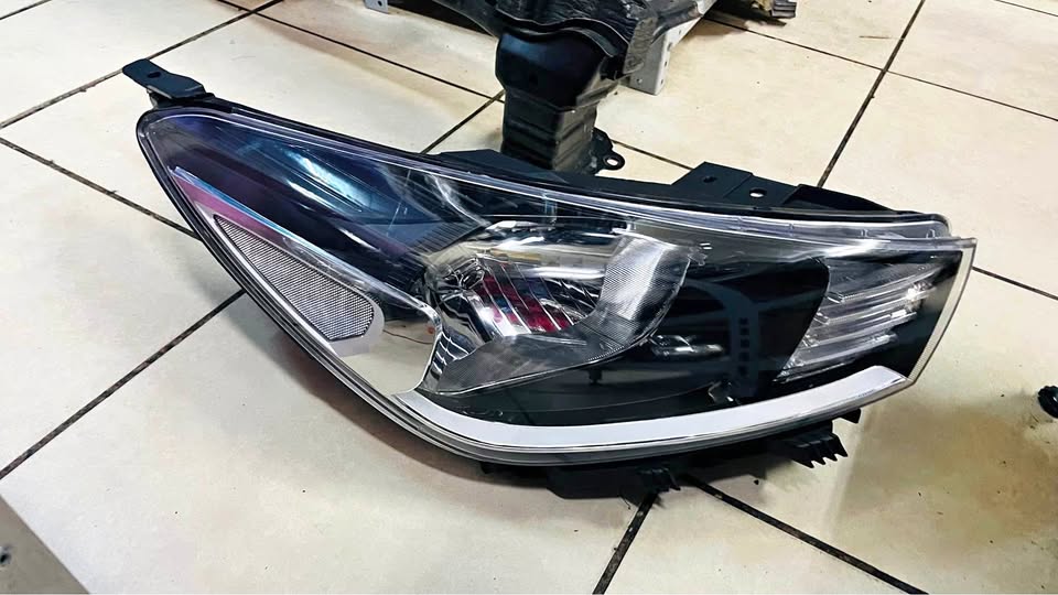 Kia Rio Headlight - Private Seller Kia Rio Headlight - Private Seller