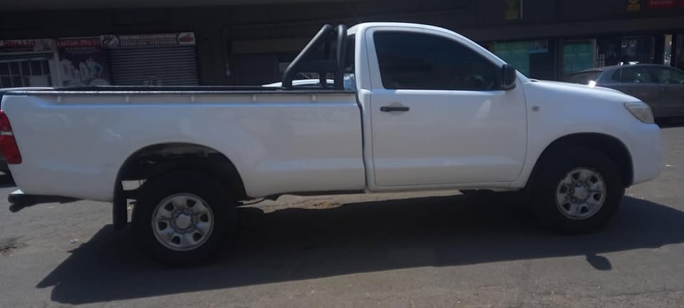 2011 TOYOTA HILUX 2.5 DIESEL 4X4, SINGLE CAB, WHITE COLOUR, MILEAGE 98000KM