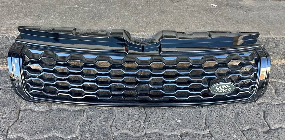 LAND ROVER EVOQUE RANGE GRILLE FRONT CENTRE - Private Seller LAND ROVER EVOQUE RANGE GRILLE FRONT CENTRE - Private Seller
