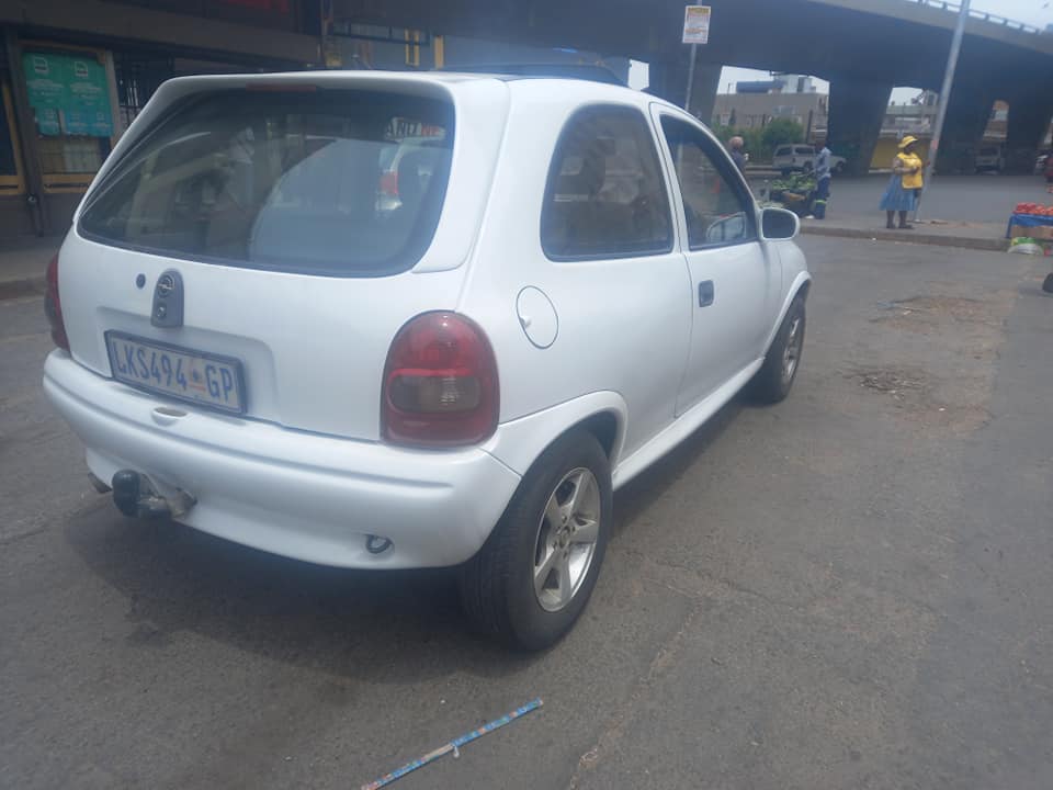 2000 OPEL CORSA 1.4 PETROL, MANUAL, WHITE COLOUR, MILEAGE 140000KMS, SUNROOF