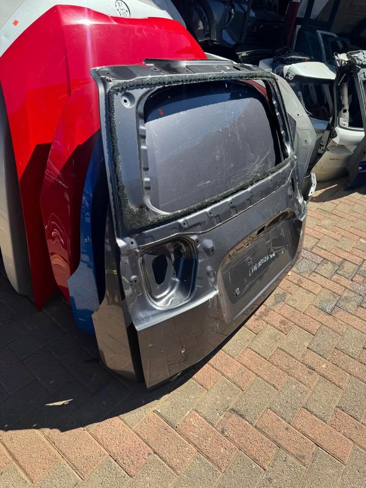Toyota Land Cruiser 300 Boot Tailgate Door - Private Seller Toyota Land Cruiser 300 Boot Tailgate Door - Private Seller