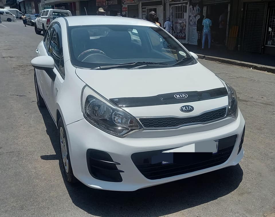 2016 KIA RIO HATCHBACK 1.4 PETROL ENGINE, MANUAL, WHITE IN COLOR, 68000KM