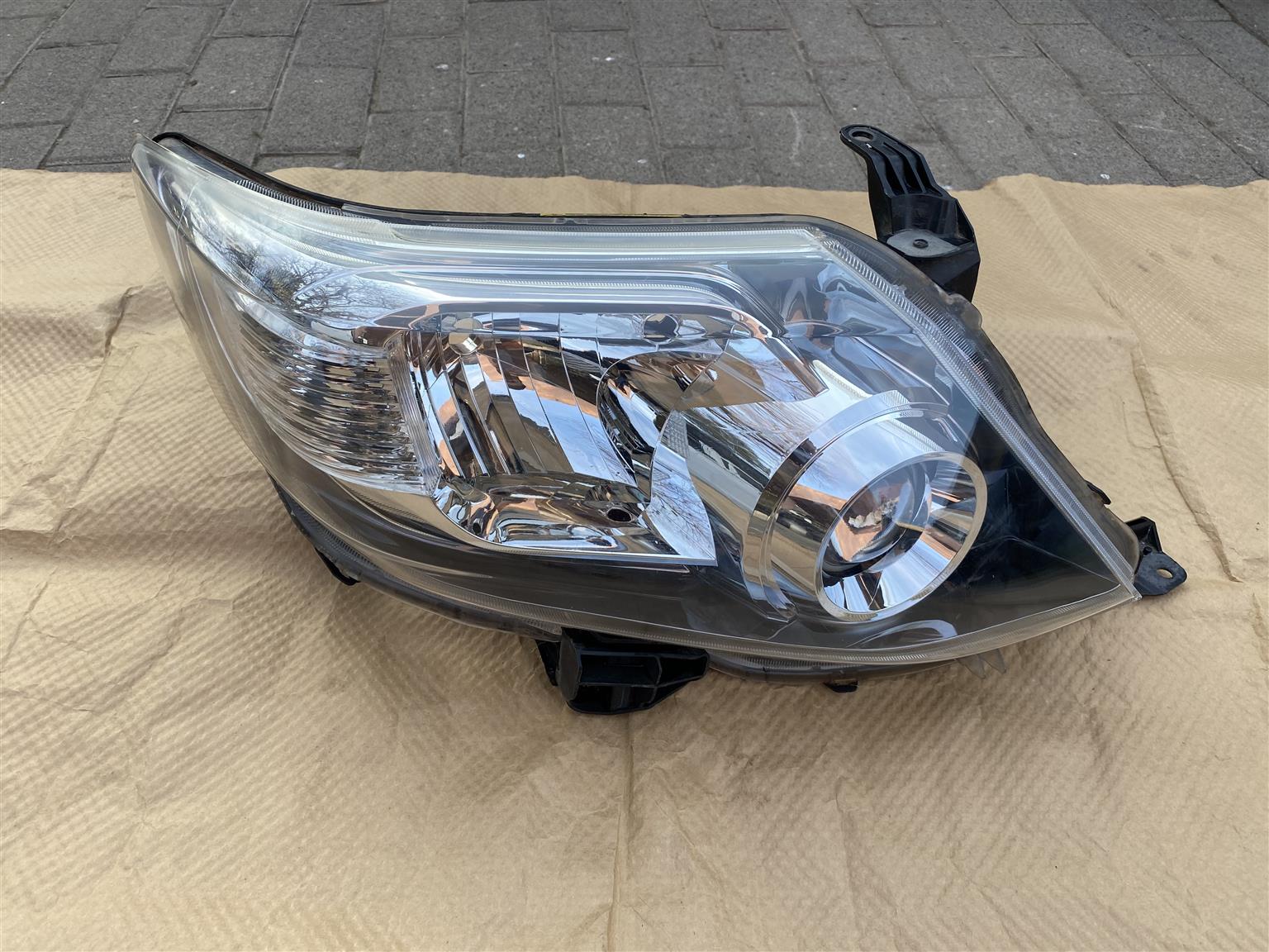 2015 TOYOTA FORTUNER XENON HEADLIGHT RIGHT SIDE FOR SALE. IN EXCELLENT CONDITION
