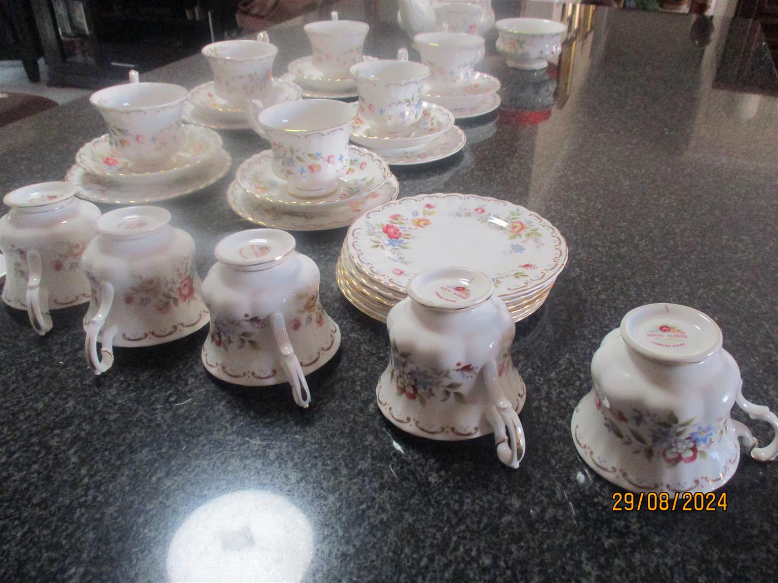 ROYAL ALBERT TEASET JUBILEE ROSE WELL KEPT AS NEW!!