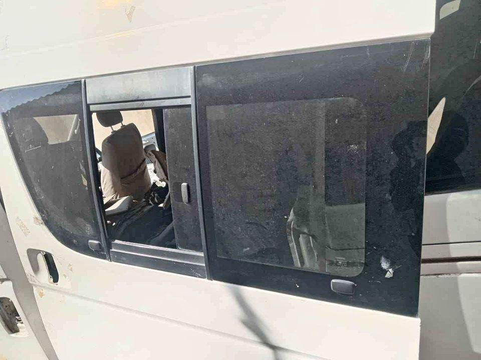 Toyota Quantum 2.7 2tr sliding door glass - Private Seller Toyota Quantum 2.7 2tr sliding door glass - Private Seller