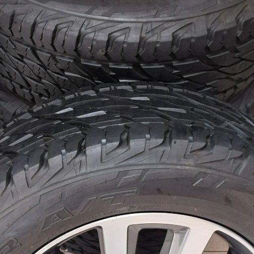 Toyota Fortuner OEM rims and Bridgestone A/T