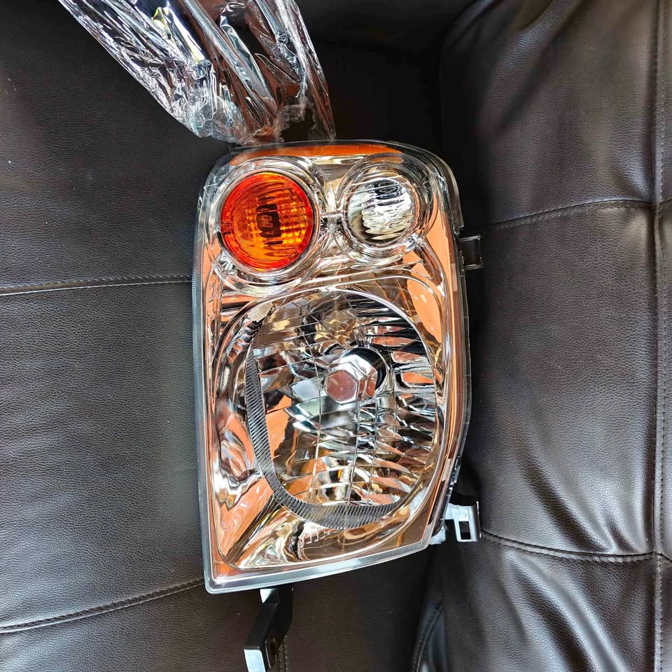 Nissan NP300 Headlight