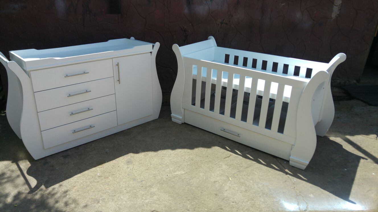 Cot and outlet compactum