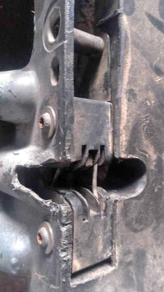 VW golf 5 2.0 TDI bonnet actuator VW golf 5 2.0 TDI bonnet actuator
