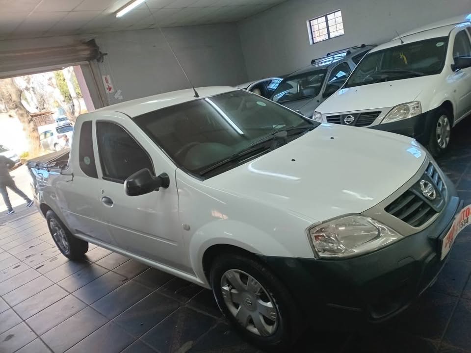 2016 Nissan np200 1.6i Manual Sparekey White color  109000km