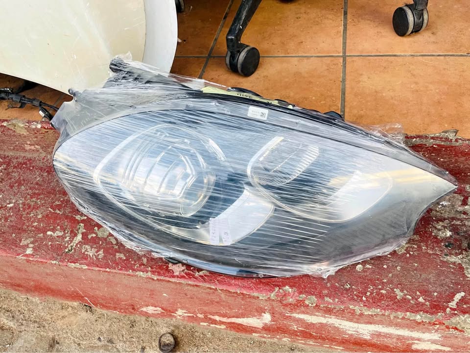 Porsche Macan Xenon headlight 2015 - Private Seller Porsche Macan Xenon headlight 2015 - Private Seller