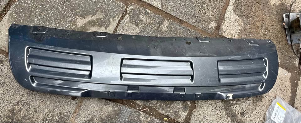 GWM P-Series LS Front Centre Bumper Trim spoiler - Private Seller GWM P-Series LS Front Centre Bumper Trim spoiler - Private Seller