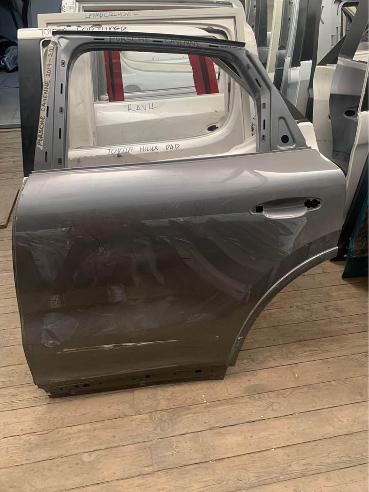 Porsche cayenne 2019 -2022 left rear door