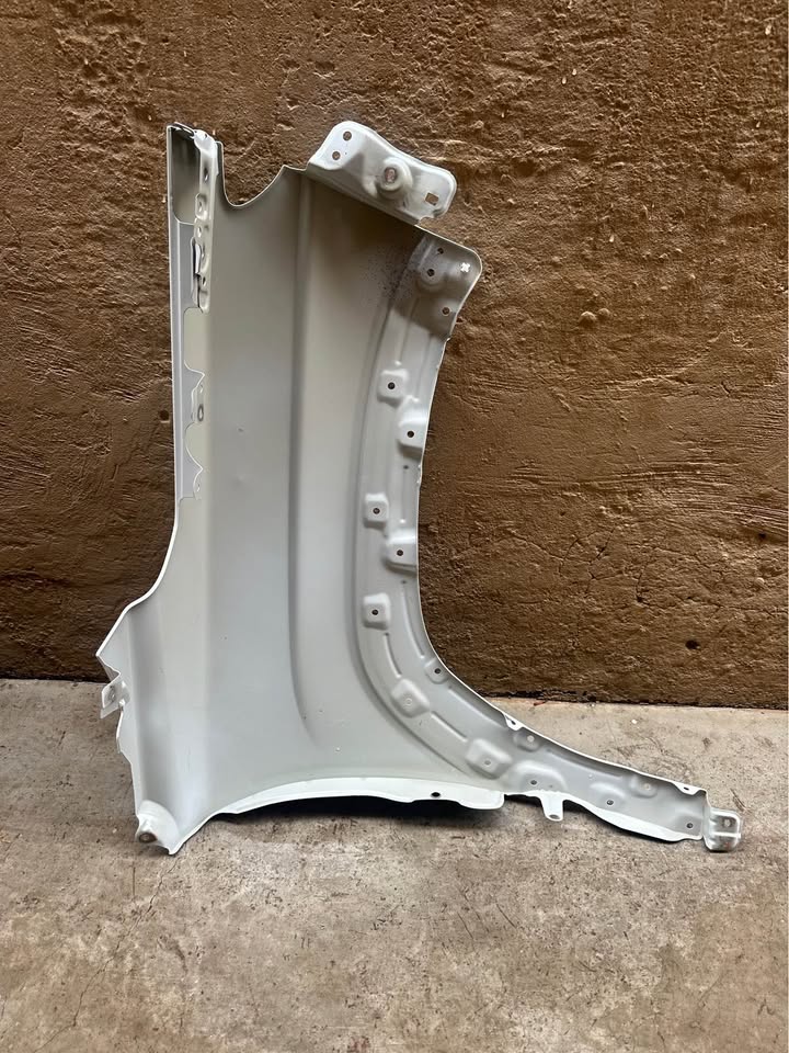 Toyota starlet cross left side fender - Private Seller