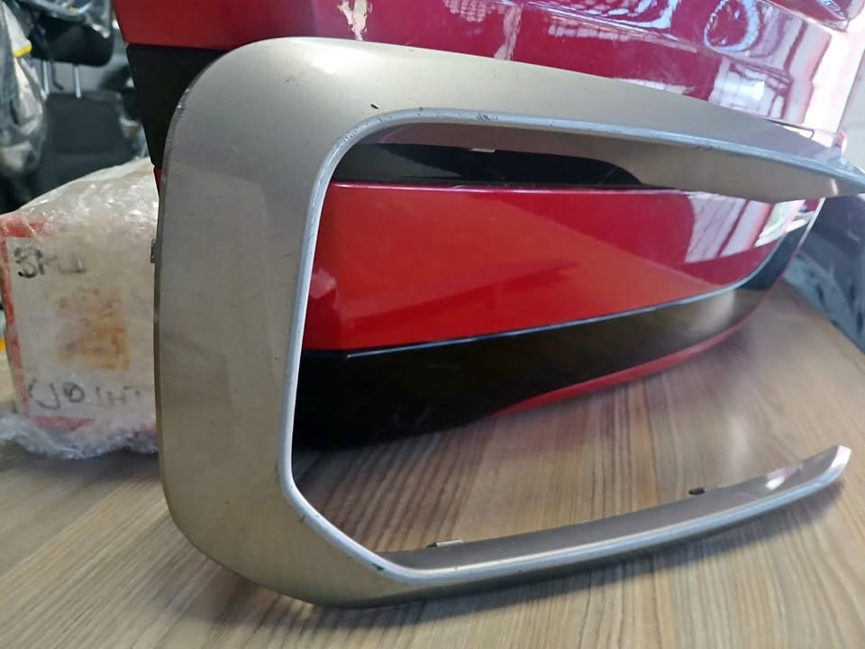 2018 BMW 1SERIES F20/ F21 FRONT FOGLIGHT GRILL MOULDING RIGHT IN BEAUTIFUL CONDITION - Private Seller 2018 BMW 1SERIES F20/ F21 FRONT FOGLIGHT GRILL MOULDING RIGHT IN BEAUTIFUL CONDITION - Private Seller