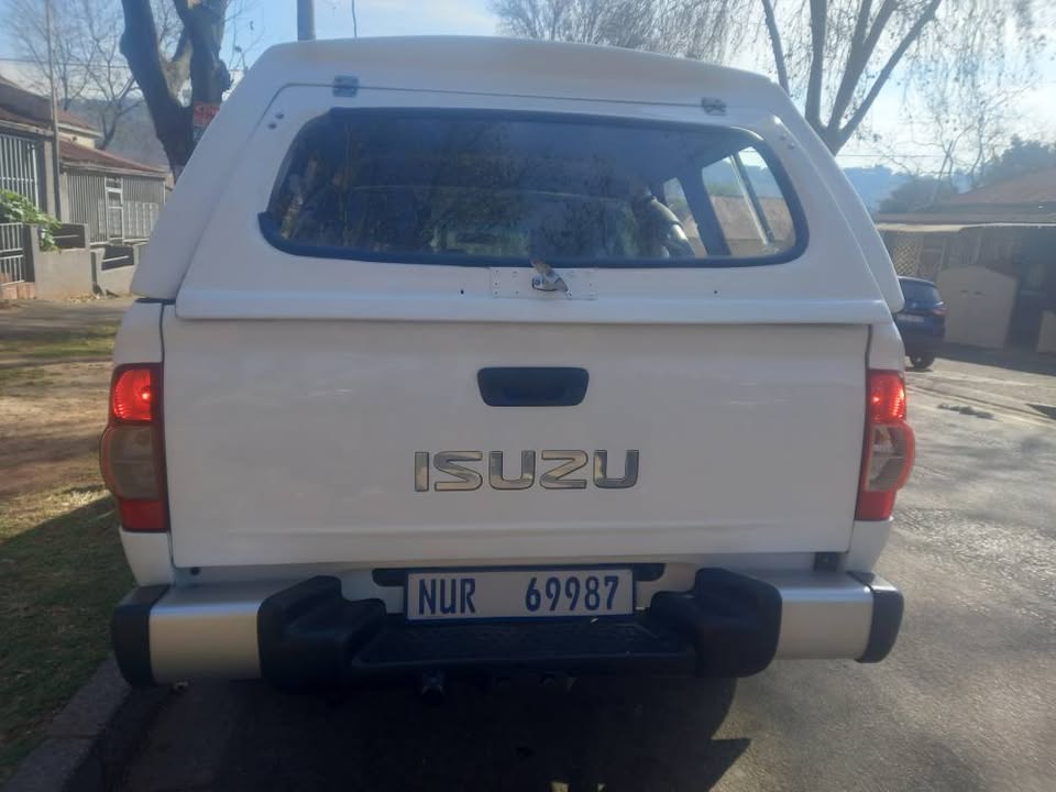 2012 Isuzu KB250 DTeq Diesel, Double cab Canopy, Manual, White