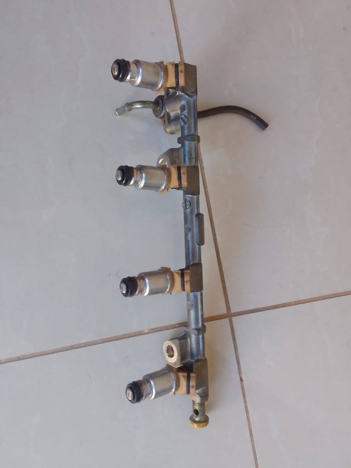 Toyota Corolla 160i & Toyota Conquest 160i Fuel Rail With Injectors - Private Seller Toyota Corolla 160i & Toyota Conquest 160i Fuel Rail With Injectors - Private Seller