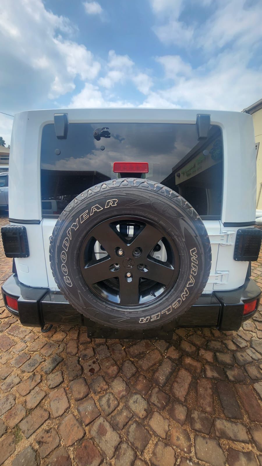 Jeep Wrangler Jk 3.8 2010 Tail Gate Door & Spare Wheel Holder - Private Seller Jeep Wrangler Jk 3.8 2010 Tail Gate Door & Spare Wheel Holder - Private Seller