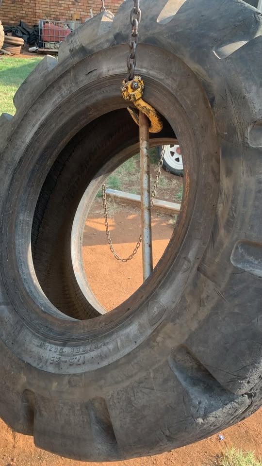 Firestone 17.5-25 Tyres L5 for sale - Private Seller Firestone 17.5-25 Tyres L5 for sale - Private Seller