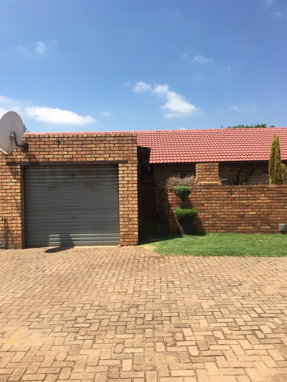Townhouse in Birchleigh- 2 bedroom, garage, private garden and braai stand.