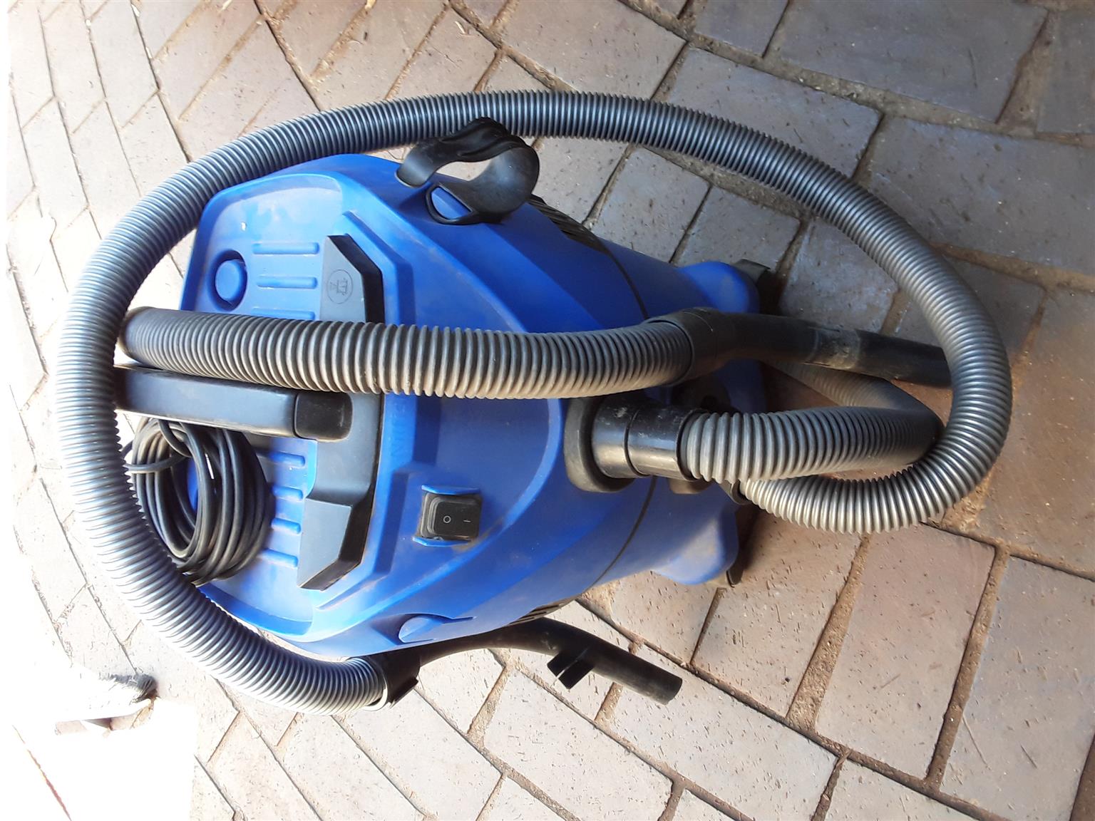 Vacuum cleaner with two simultaneous hose pipes. 1500W. I am in Orange Grove. 