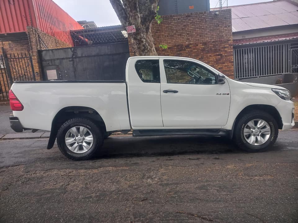 2018 TOYOTA HILUX SUPER CAB 2.4 GD6 DIESEL, MANUAL, WHITE COLOR, MILEAGE 125000KMS