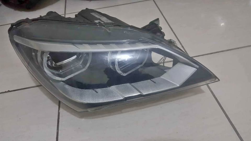 BMW 6SERIES RIGHT SIDE HEADLIGHT - Private Seller BMW 6SERIES RIGHT SIDE HEADLIGHT - Private Seller