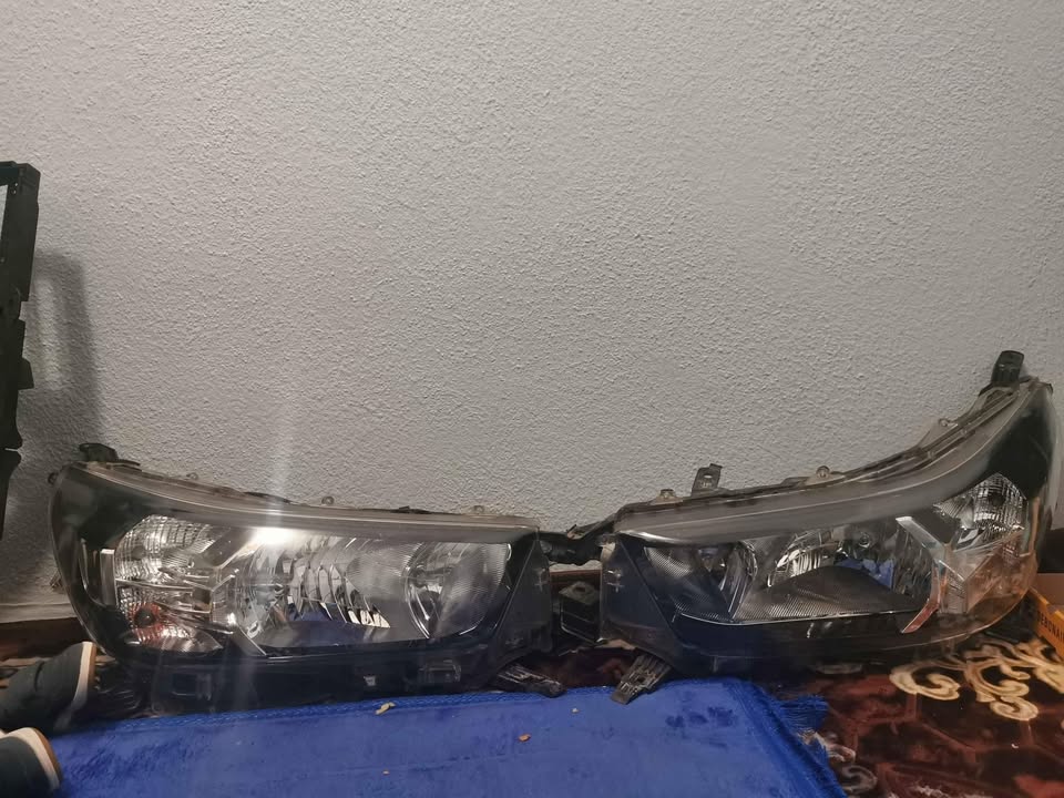 Toyota Hillux normal headlights 2022 - Private Seller Toyota Hillux normal headlights 2022 - Private Seller
