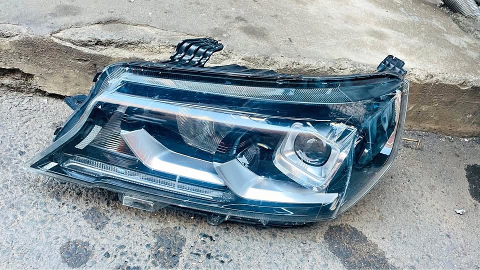 Peugeot Landtrek headlight - Private Seller Peugeot Landtrek headlight - Private Seller
