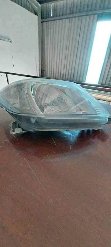 TOYOTA HILUX D4D LEFT HEADLIGHT - Private Seller