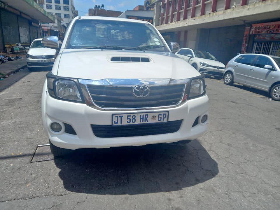 2013 TOYOTA HILUX 3.0 D4D DIESEL, EXTRA-CAB, MANUAL TRANSMISSION, WHITE COLOUR